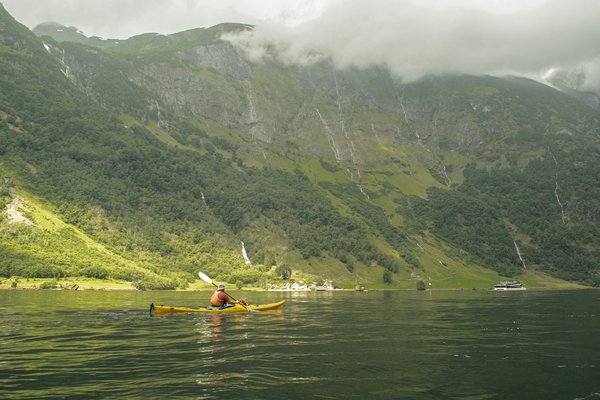 Quels sont les meilleurs endroits pour une aventure de kayak dans les fjords de Norvège?