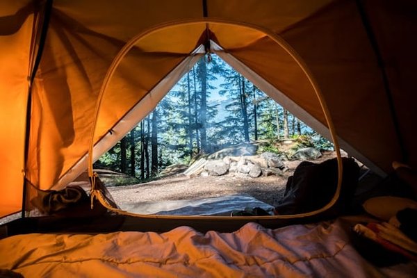 Comment choisir un sac de couchage pour le camping en conditions humides?